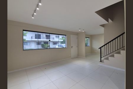 Casa de condomínio à venda com 133m², 3 quartos e 2 vagas Casa de condomínio à venda com 133m², 3 quartos e 2 vagasSala