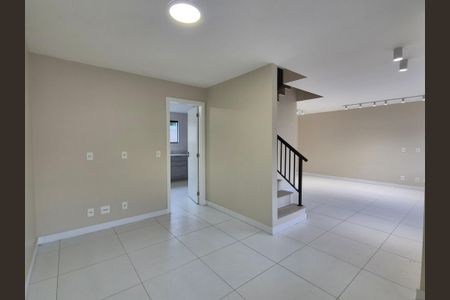 Casa de condomínio à venda com 133m², 3 quartos e 2 vagas Casa de condomínio à venda com 133m², 3 quartos e 2 vagasSala de Jantar