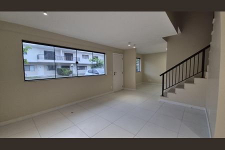 Casa de condomínio à venda com 133m², 3 quartos e 2 vagas Casa de condomínio à venda com 133m², 3 quartos e 2 vagasSala