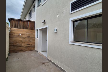 Casa de condomínio à venda com 133m², 3 quartos e 2 vagas Casa de condomínio à venda com 133m², 3 quartos e 2 vagasÁrea externa