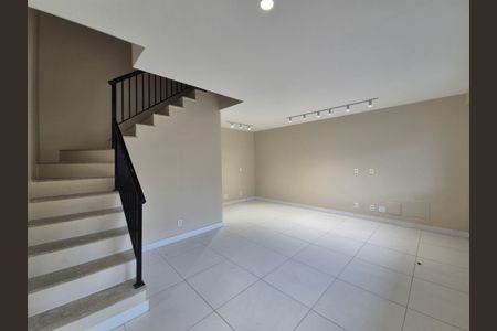 Casa de condomínio à venda com 133m², 3 quartos e 2 vagas Casa de condomínio à venda com 133m², 3 quartos e 2 vagasSala