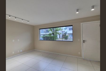 Casa de condomínio à venda com 133m², 3 quartos e 2 vagas Casa de condomínio à venda com 133m², 3 quartos e 2 vagasSala