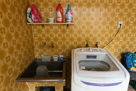 Casa à venda com 115m², 5 quartos e 2 vagas Casa à venda com 115m², 5 quartos e 2 vagasCasa 1 - Área de ServiçoCasa 1 - Área de Serviço