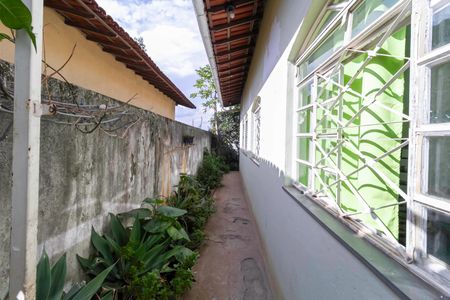 Casa à venda com 180m², 4 quartos e 2 vagas Casa à venda com 180m², 4 quartos e 2 vagasCorredor externo
