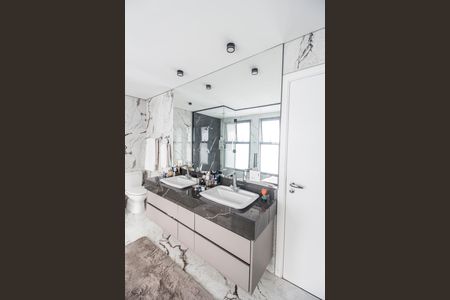 Apartamento à venda com 344m², 3 quartos e 4 vagasBanheiro da Suíte 1