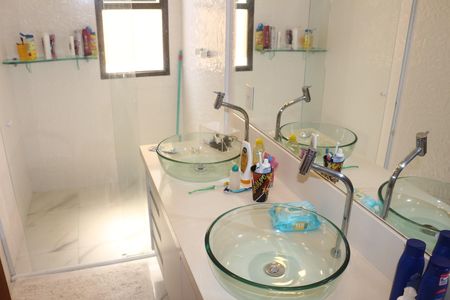 Apartamento à venda com 317m², 4 quartos e 3 vagasBanheiro da Suíte 1