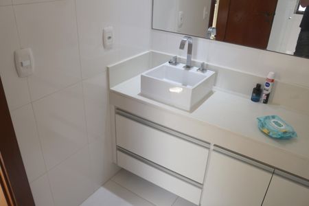Apartamento à venda com 317m², 4 quartos e 3 vagasBanheiro da Suíte 2