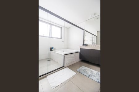 Apartamento à venda com 282m², 3 quartos e 5 vagasBanheiro da Suíte 1