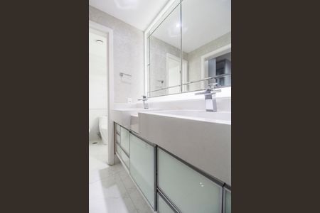 Apartamento à venda com 260m², 4 quartos e 4 vagasBanheiro da Suíte 1