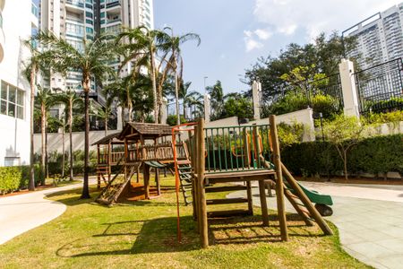 Apartamento à venda com 260m², 4 quartos e 4 vagasÁrea comum - Playground
