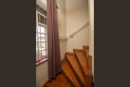 Casa à venda com 150m², 2 quartos e 3 vagas Casa à venda com 150m², 2 quartos e 3 vagasEscada