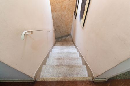 Casa à venda com 250m², 4 quartos e 3 vagas Casa à venda com 250m², 4 quartos e 3 vagasEscada