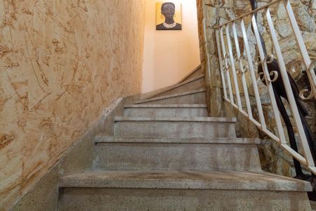 Casa à venda com 250m², 4 quartos e 3 vagas Casa à venda com 250m², 4 quartos e 3 vagasEscada