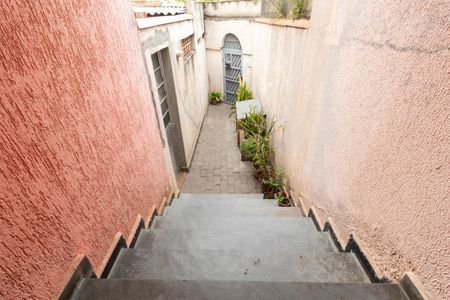 Casa à venda com 250m², 4 quartos e 3 vagas Casa à venda com 250m², 4 quartos e 3 vagasEscada