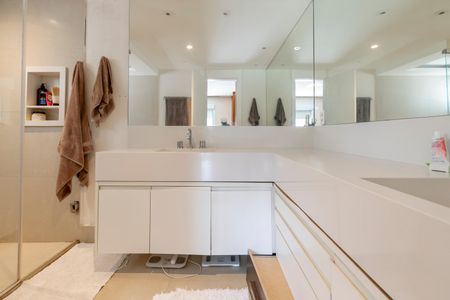 Apartamento à venda com 258m², 4 quartos e 4 vagasBanheiro da Suíte 1