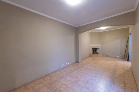 Casa para alugar com 272m², 3 quartos e 1 vaga Casa para alugar com 272m², 3 quartos e 1 vagaSala de Lareira