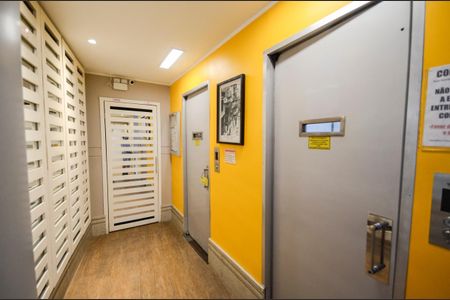 Apartamento à venda com 68m², 2 quartos e sem vaga Apartamento à venda com 68m², 2 quartos e sem vagaHall