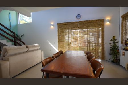 Casa para alugar com 220m², 3 quartos e 4 vagasSala