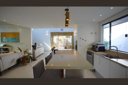 Casa para alugar com 220m², 3 quartos e 4 vagasSala