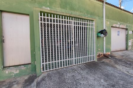 Casa à venda com 220m², 5 quartos e 5 vagas Casa à venda com 220m², 5 quartos e 5 vagasFachada