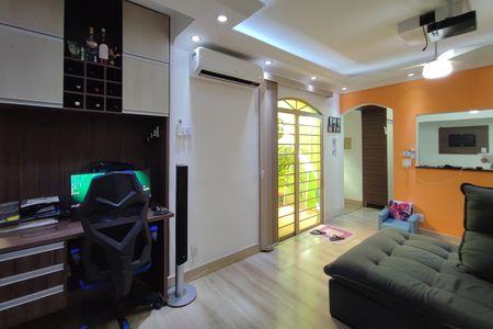 Casa à venda com 220m², 5 quartos e 5 vagas Casa à venda com 220m², 5 quartos e 5 vagasSala de Estar