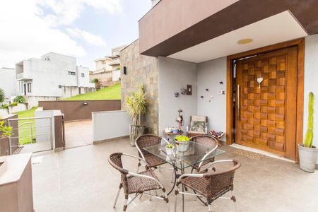 Casa de condomínio à venda com 280m², 3 quartos e 4 vagas Casa de condomínio à venda com 280m², 3 quartos e 4 vagasVaranda