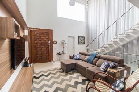 Casa de condomínio à venda com 280m², 3 quartos e 4 vagas Casa de condomínio à venda com 280m², 3 quartos e 4 vagasSala de TV