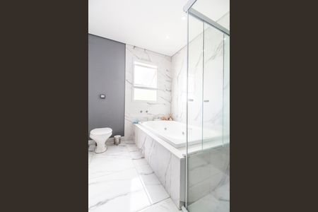 Casa de condomínio à venda com 280m², 3 quartos e 4 vagas Casa de condomínio à venda com 280m², 3 quartos e 4 vagasBanheiro da Suíte 1