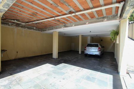 Casa à venda com 300m², 3 quartos e 6 vagas Casa à venda com 300m², 3 quartos e 6 vagasGaragem