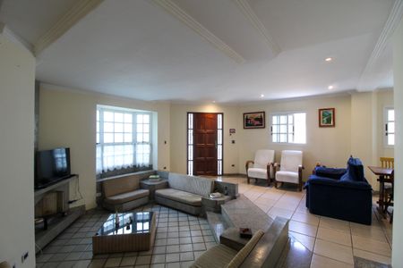 Casa à venda com 300m², 3 quartos e 6 vagas Casa à venda com 300m², 3 quartos e 6 vagasSala