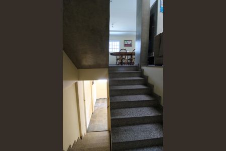 Casa à venda com 300m², 3 quartos e 6 vagas Casa à venda com 300m², 3 quartos e 6 vagasEscada