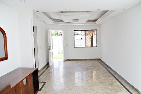 Casa para alugar com 250m², 3 quartos e 4 vagasSala