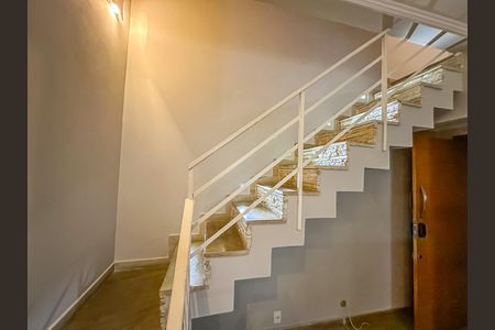 Apartamento para alugar com 96m², 2 quartos e 1 vaga Apartamento para alugar com 96m², 2 quartos e 1 vagaEscada