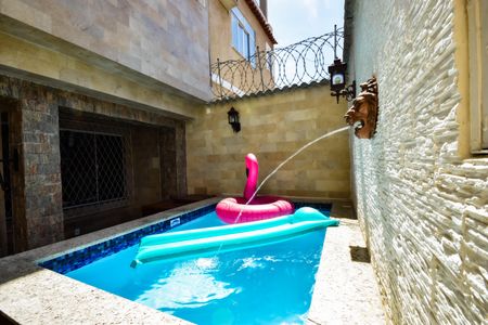 Casa à venda com 167m², 3 quartos e 1 vaga Casa à venda com 167m², 3 quartos e 1 vagaPiscina