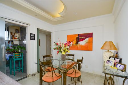 Apartamento à venda com 75m², 2 quartos e 1 vagaSala de estar