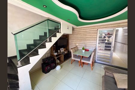 Casa de condomínio à venda com 160m², 3 quartos e 1 vagaSala