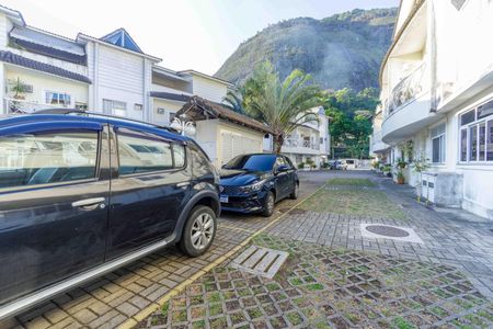 Casa de condomínio à venda com 133m², 4 quartos e 1 vagaÁrea Comum Garagem