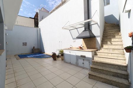 Casa à venda com 260m², 3 quartos e 6 vagasQuintal
