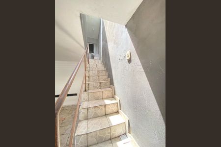 Casa para alugar com 40m², 2 quartos e 1 vaga Casa para alugar com 40m², 2 quartos e 1 vagaEscada