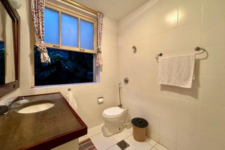 Casa à venda com 480m², 3 quartos e 2 vagasBanheiro social