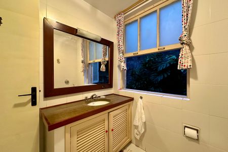 Casa à venda com 480m², 3 quartos e 2 vagasBanheiro social