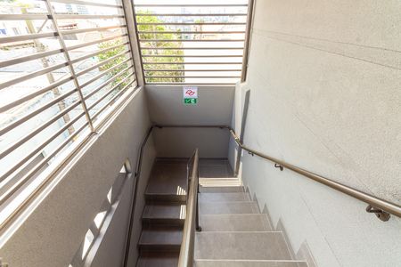 Studio para alugar com 35m², 1 quarto e sem vaga Studio para alugar com 35m², 1 quarto e sem vagaEscada
