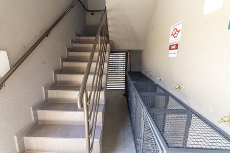 Studio para alugar com 35m², 1 quarto e sem vaga Studio para alugar com 35m², 1 quarto e sem vagaEscada