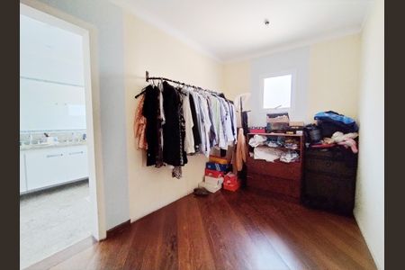 Casa à venda com 446m², 4 quartos e 12 vagas Casa à venda com 446m², 4 quartos e 12 vagasCloset da suíte 4