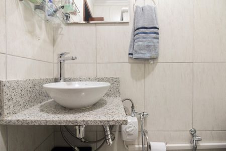 Casa à venda com 160m², 3 quartos e 2 vagas Casa à venda com 160m², 3 quartos e 2 vagasBanheiro Social