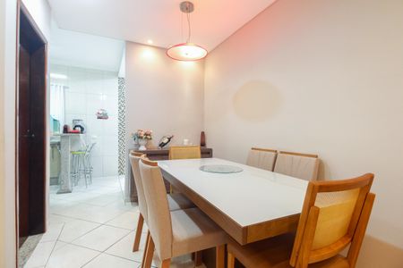 Casa à venda com 160m², 3 quartos e 2 vagas Casa à venda com 160m², 3 quartos e 2 vagasSala