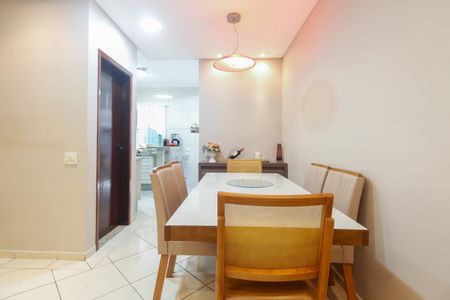 Casa à venda com 160m², 3 quartos e 2 vagas Casa à venda com 160m², 3 quartos e 2 vagasSala