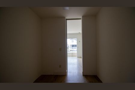Casa de condomínio à venda com 320m², 4 quartos e 2 vagas Casa de condomínio à venda com 320m², 4 quartos e 2 vagasCloset da Suíte 2
