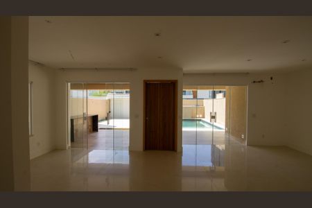 Casa de condomínio à venda com 320m², 4 quartos e 2 vagas Casa de condomínio à venda com 320m², 4 quartos e 2 vagasSala