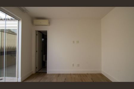 Casa de condomínio à venda com 320m², 4 quartos e 2 vagas Casa de condomínio à venda com 320m², 4 quartos e 2 vagasSuíte 1